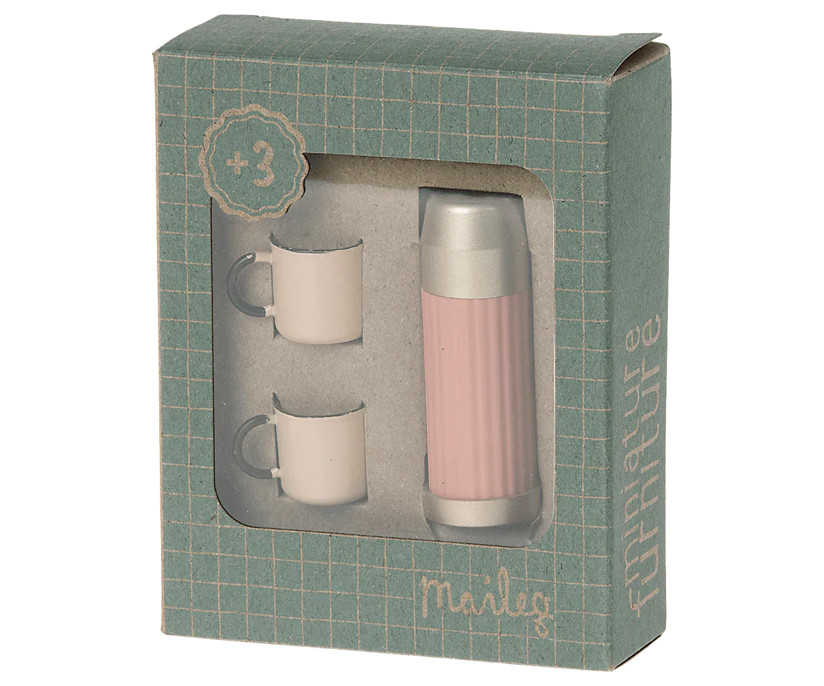 Thermoskanne und Becher