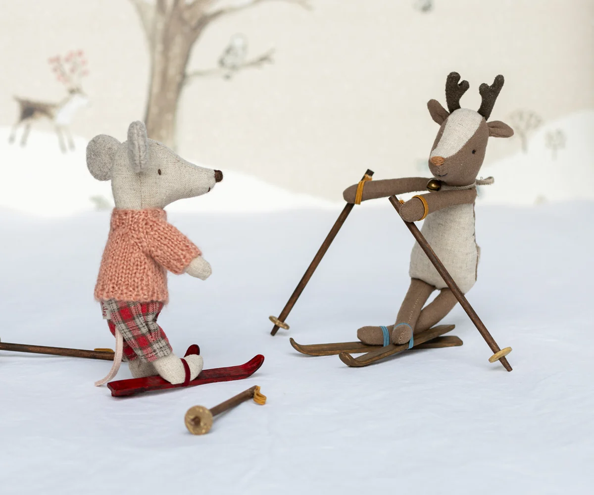 Wintermaus mit Ski, grosse Schwester