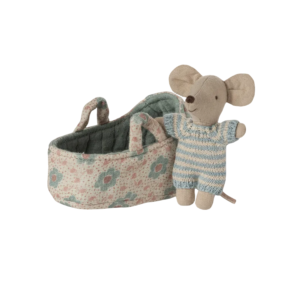Babymaus in Tragetasche, blau