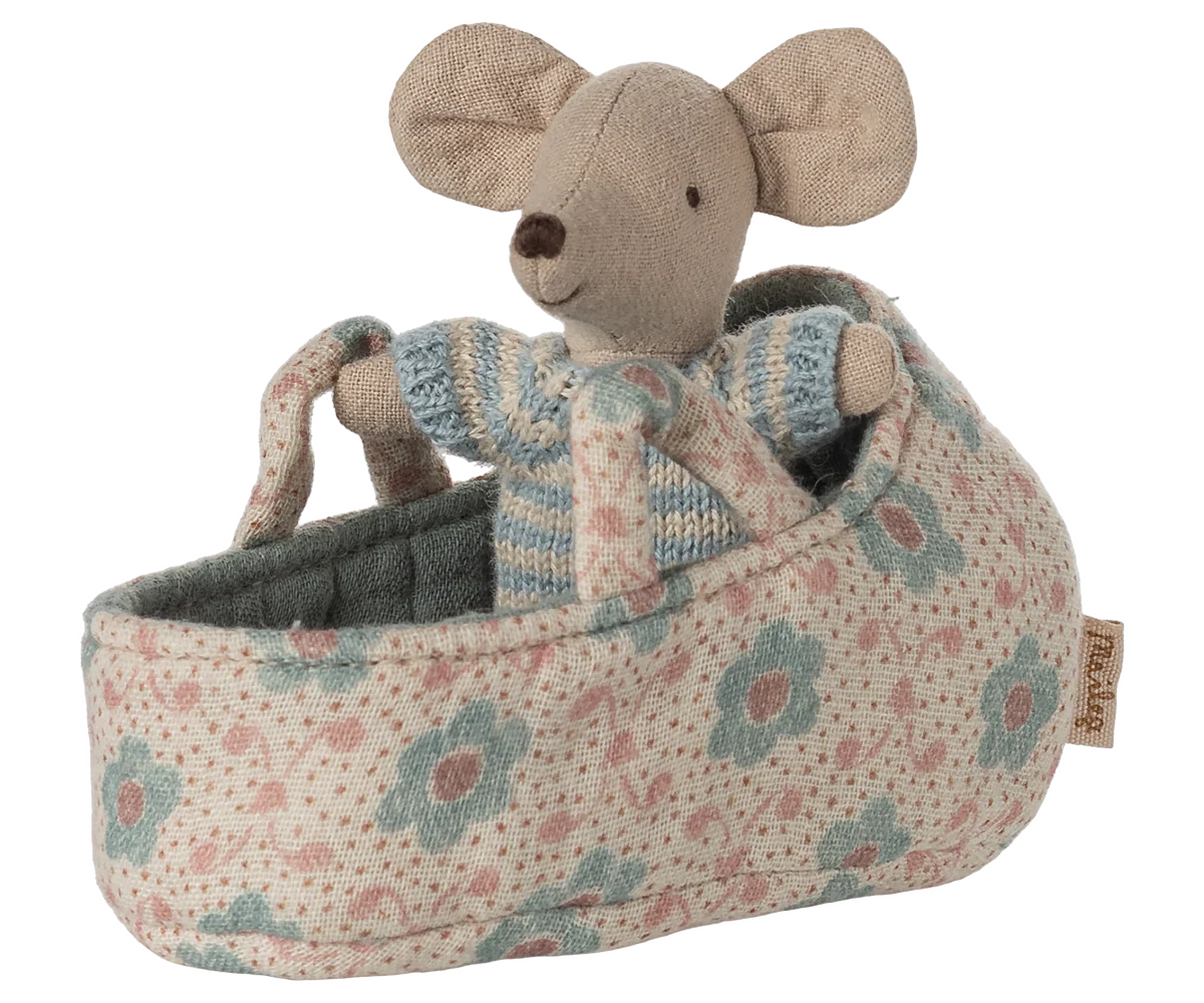 Babymaus in Tragetasche, blau