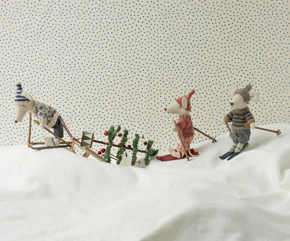 Wintermaus mit Ski, grosser Bruder