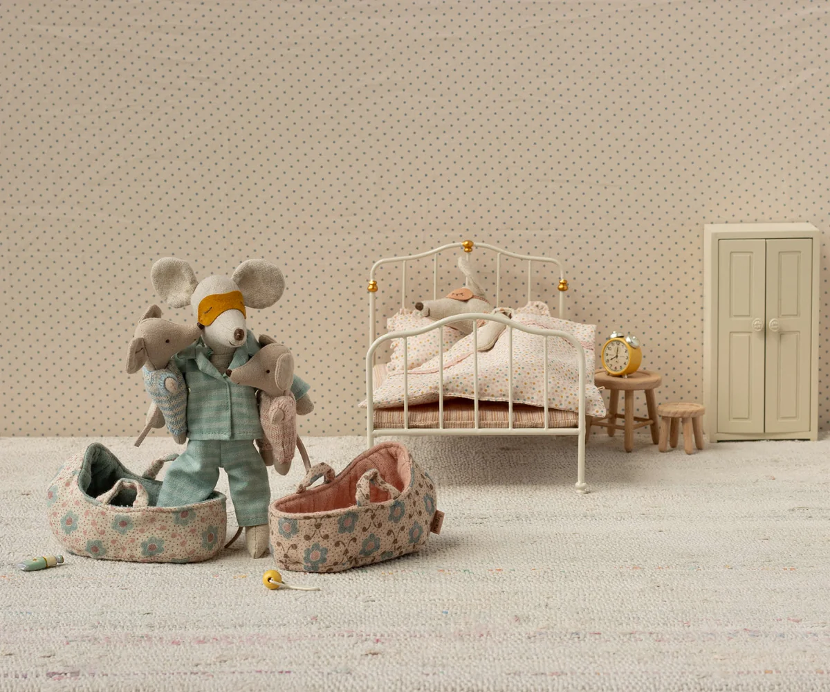 Babymaus in Tragetasche, blau